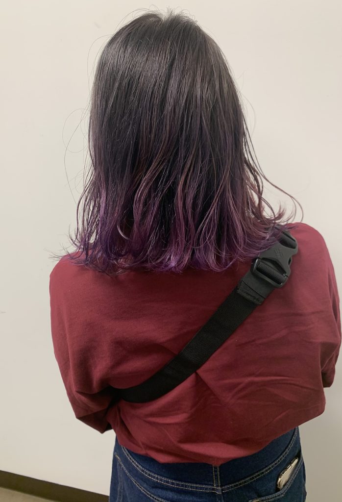 毛先にいくにつれて明るいラベンダーカラーに染まった女性の写真