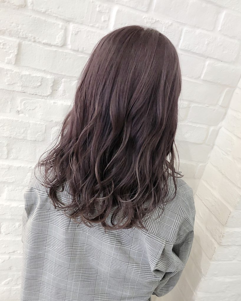 透明感のあるツヤツヤなラベンダーカラーの女性の写真