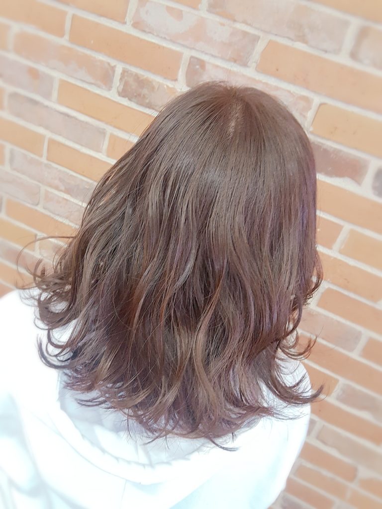 こっくりとしたブラウンが混ざったラベンダーカラーの女性の写真