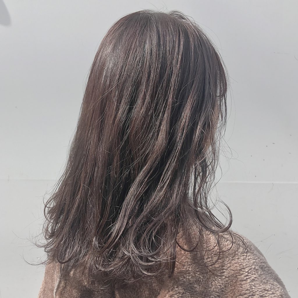 垢抜けた雰囲気のラベンダーカラーの女性の写真