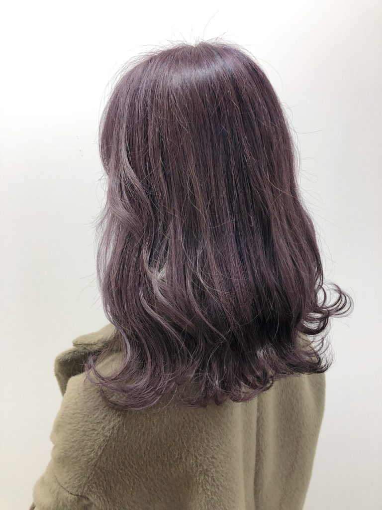 優しいピンク味を感じるラベンダーカラーの女性の写真