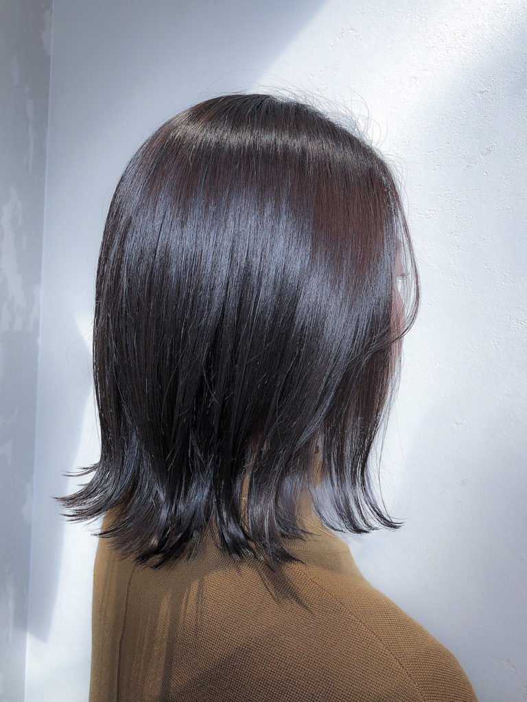 落ち着いた印象の暗めラベンダーカラーの女性の写真