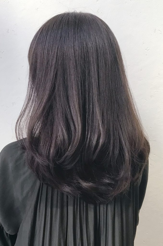 ふんわりしなやかな髪に見えるラベンダーカラーの女性の写真