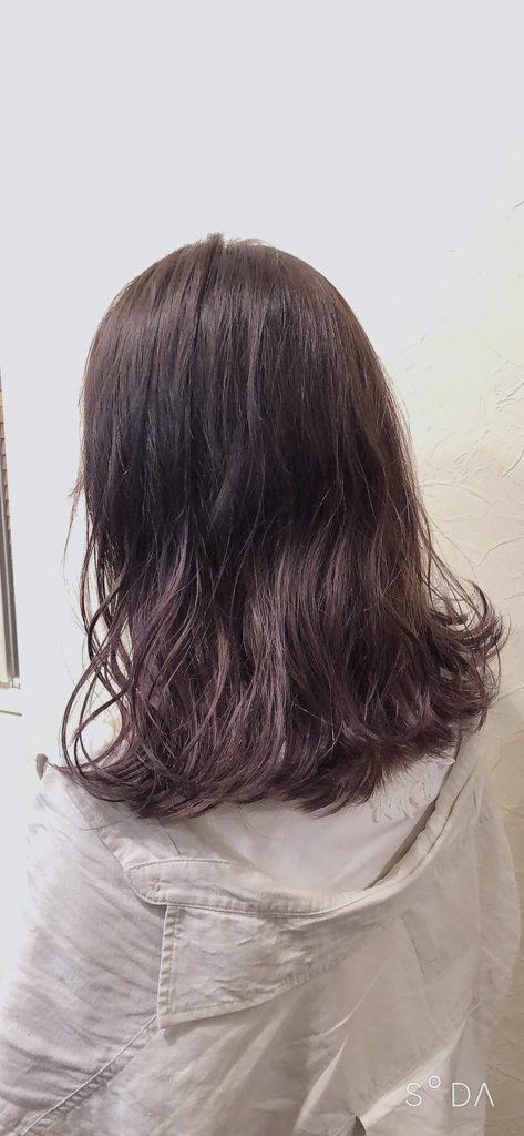 ほんのりグラデーションのついた、ラベンダーカラーをした女性の写真