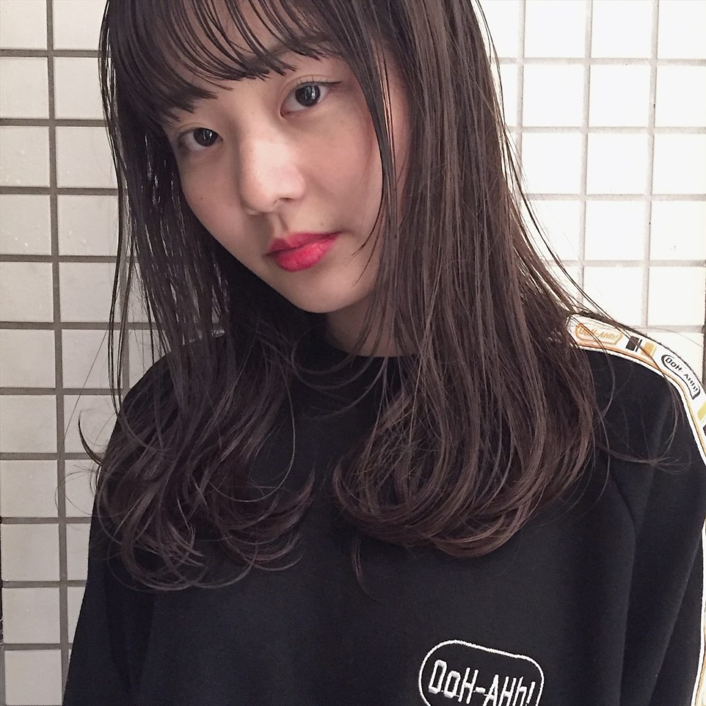 黄色味がまったくないラベンダーカラーの女性の写真