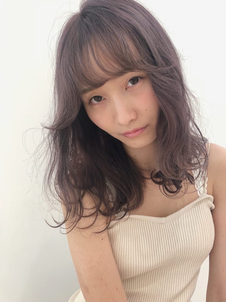 アッシュの色味で少しくすんだラベンダーカラーの女性の写真