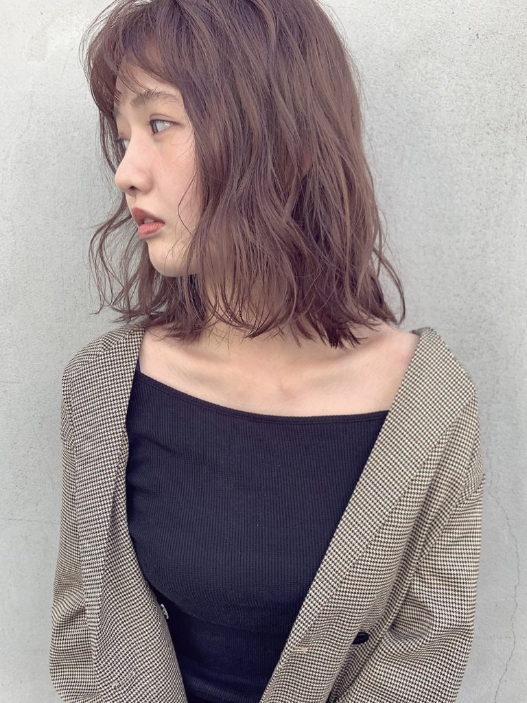 明るくきれいな発色のラベンダーカラーの女性の写真