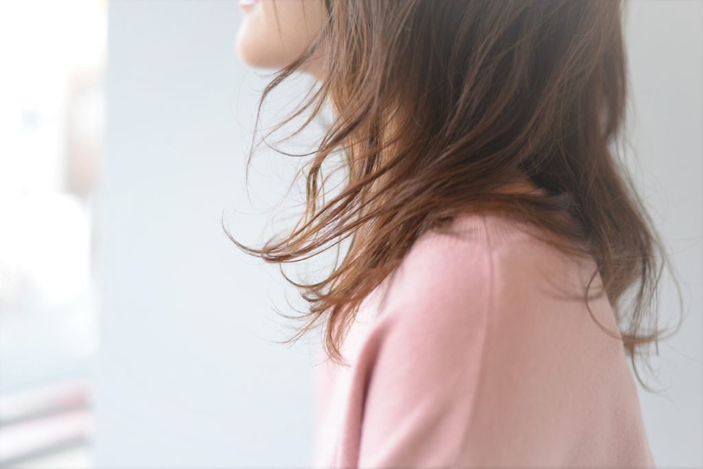 ダメージのない健康的な髪の女性の写真