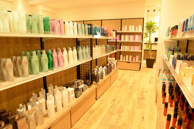 店内にたくさん並べられた美容専売品の写真