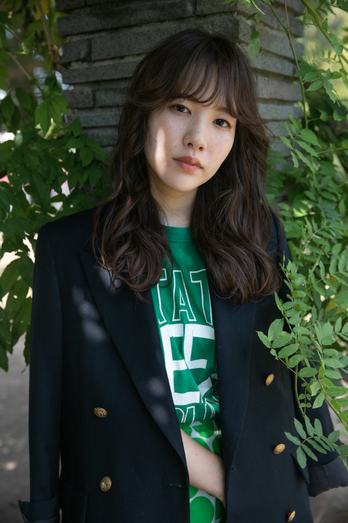 落ち着いた印象の暗めラベンダーカラーの女性の写真