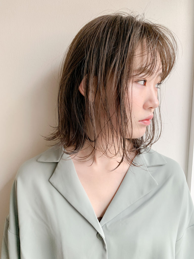 細いハイライトがたくさん入ったブラウンカラーの女性の写真