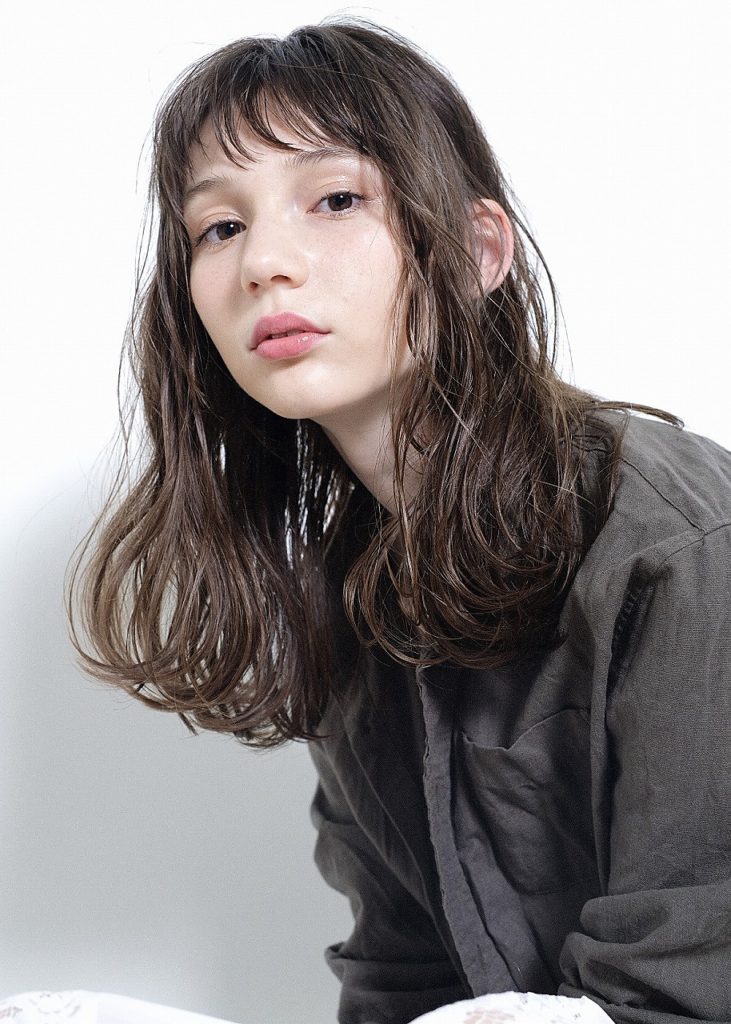 ツヤと透明感のあるナチュラルカラーの女性の写真