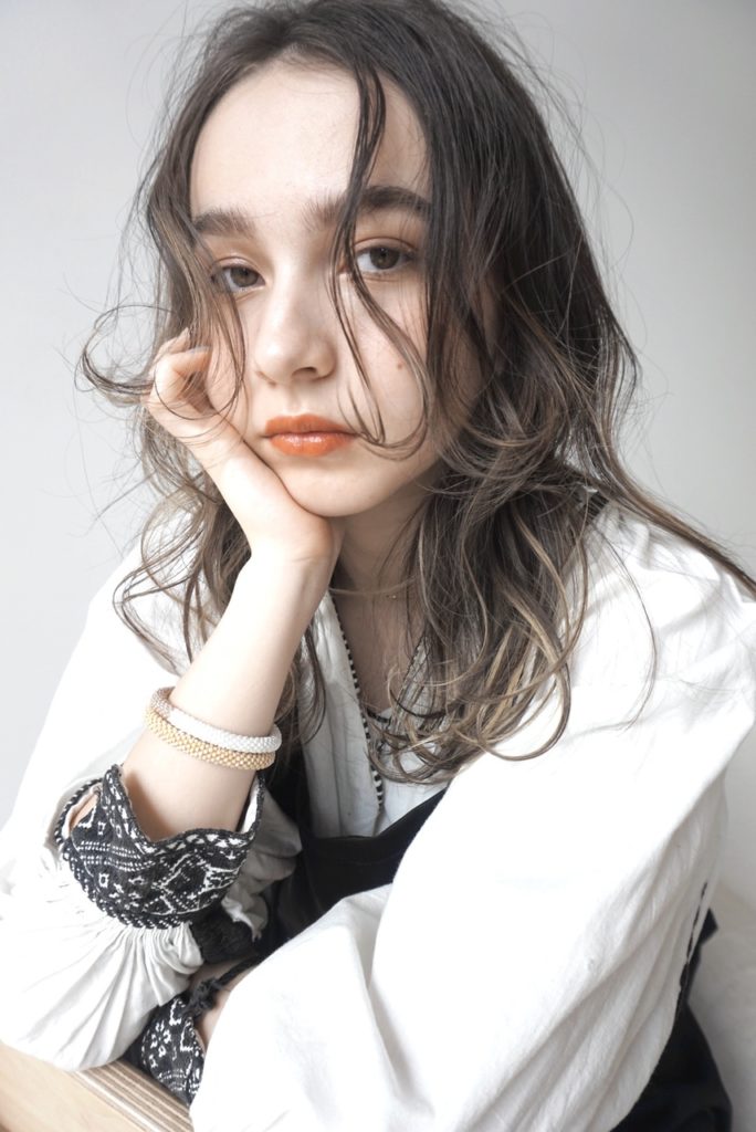 グラデーションとハイライト両方が入ったアッシュゴールドカラーの女性の写真