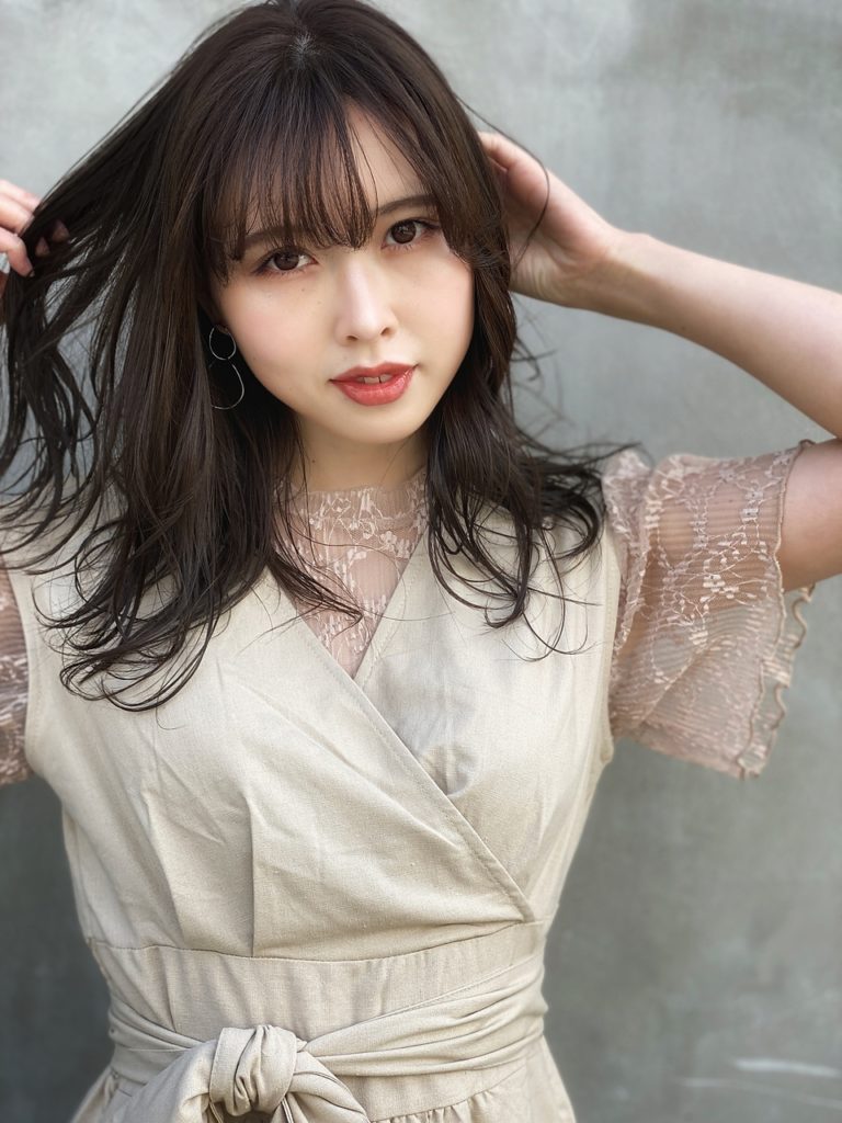 こっくりと深いブラウンカラーの女性の写真