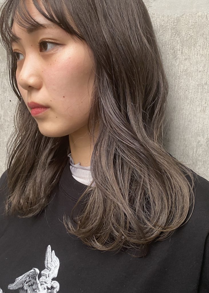 アッシュのグラデーションカラーをした女性の写真