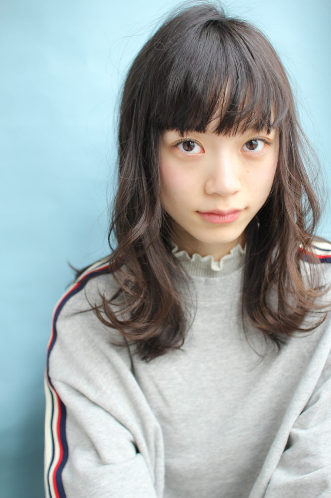 柔らかいアッシュブラウンカラーの女性の写真
