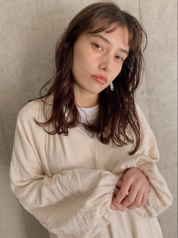 濃いめオレンジブラウンカラーの女性の写真