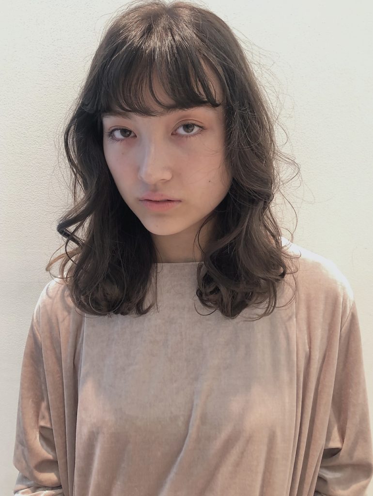 透明感のあるアッシュベージュカラーの女性の写真