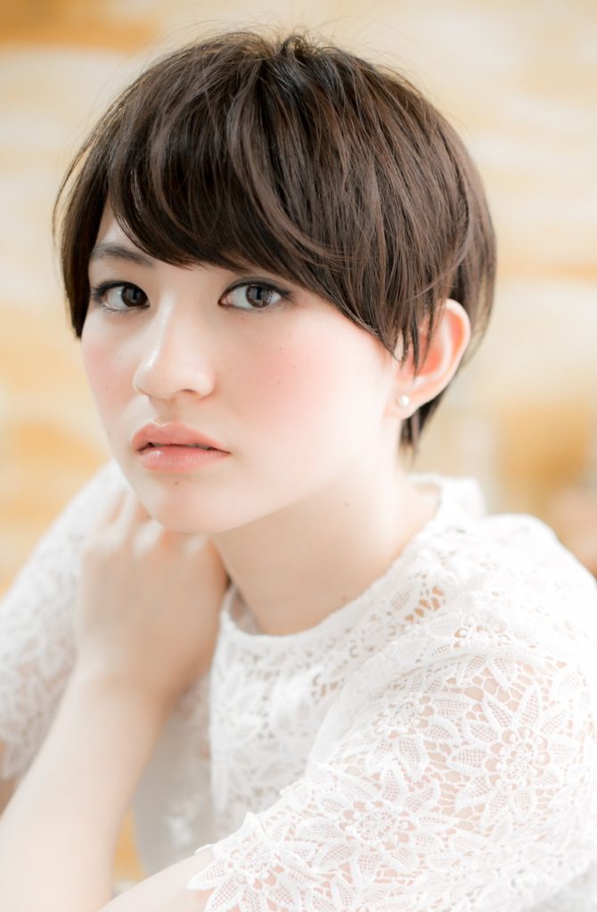 深みとツヤのあるブラウンカラーの女性の写真