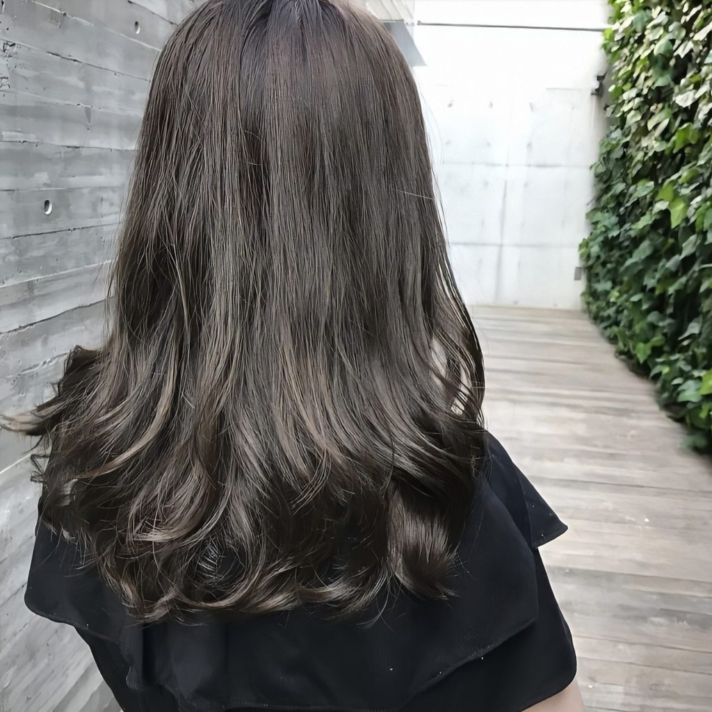赤味のないクールなアッシュカラーの女性の写真