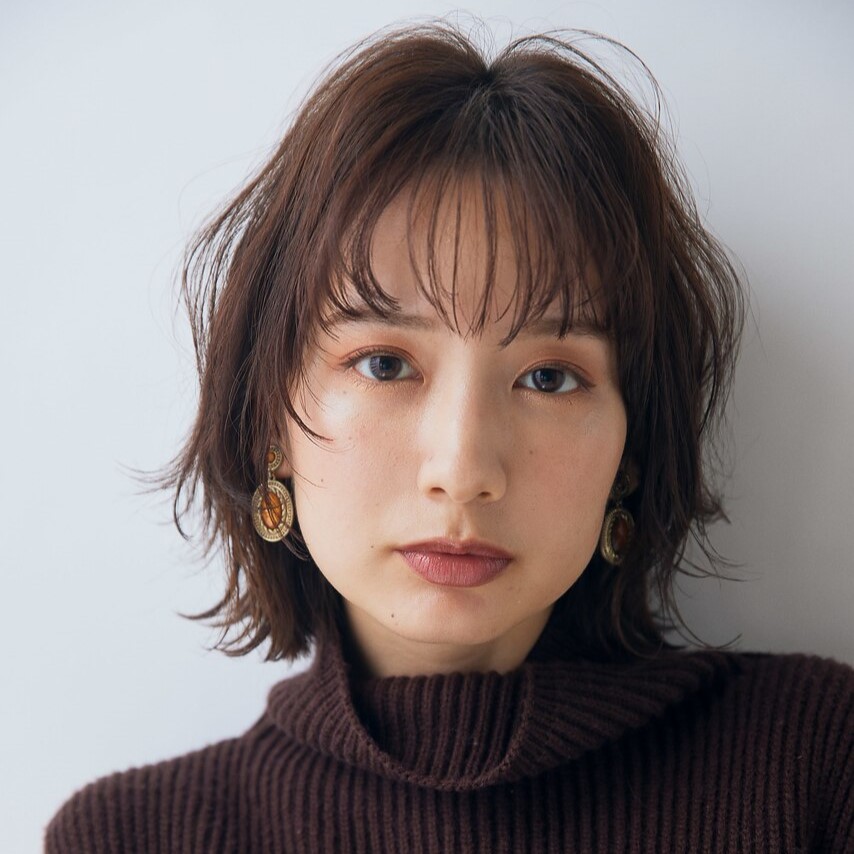 透明感のあるアッシュベージュカラーの女性の写真