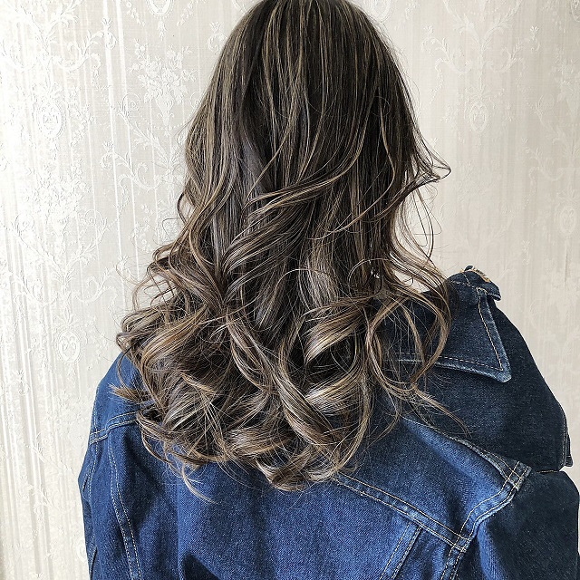 グラデーションとハイライト両方が入ったアッシュゴールドカラーの女性の写真