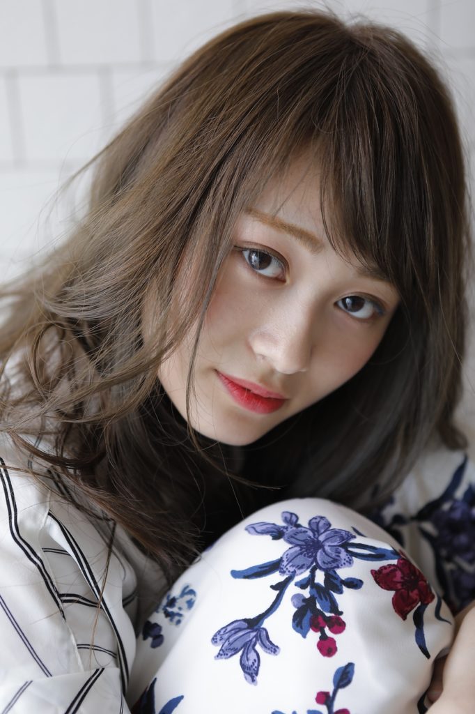 柔らかくふんわりとしたナチュラルカラーの女性の写真