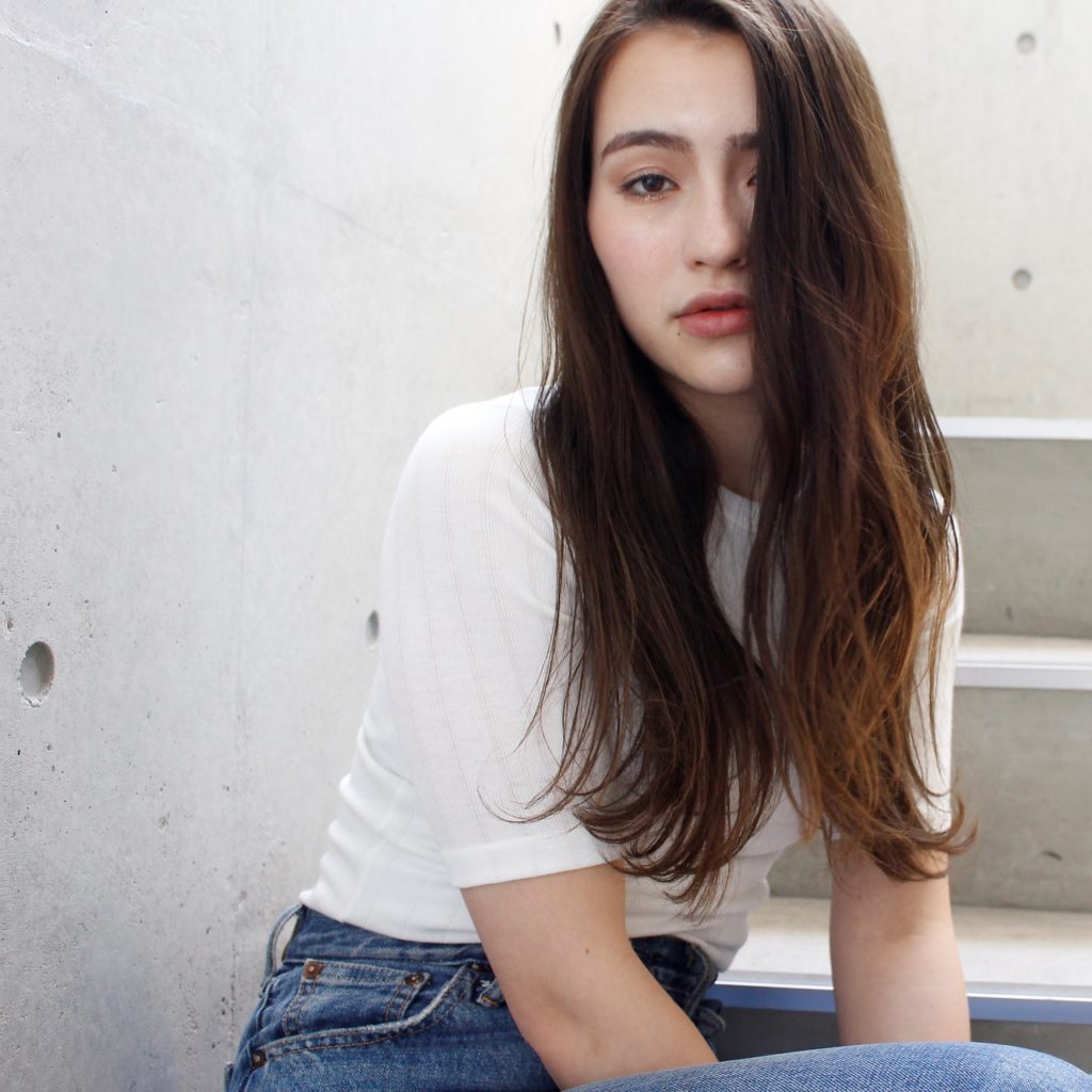 ゆるやかなウェーブヘアの女性の写真
