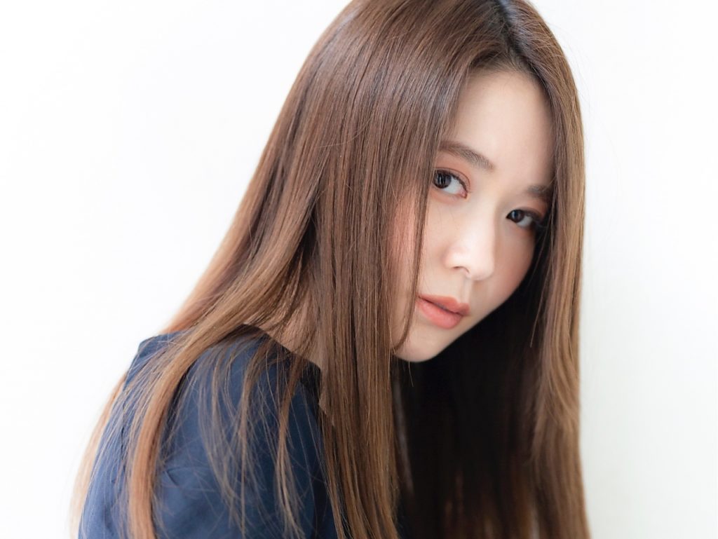 サラサラにまとまったロングヘアの女性の写真