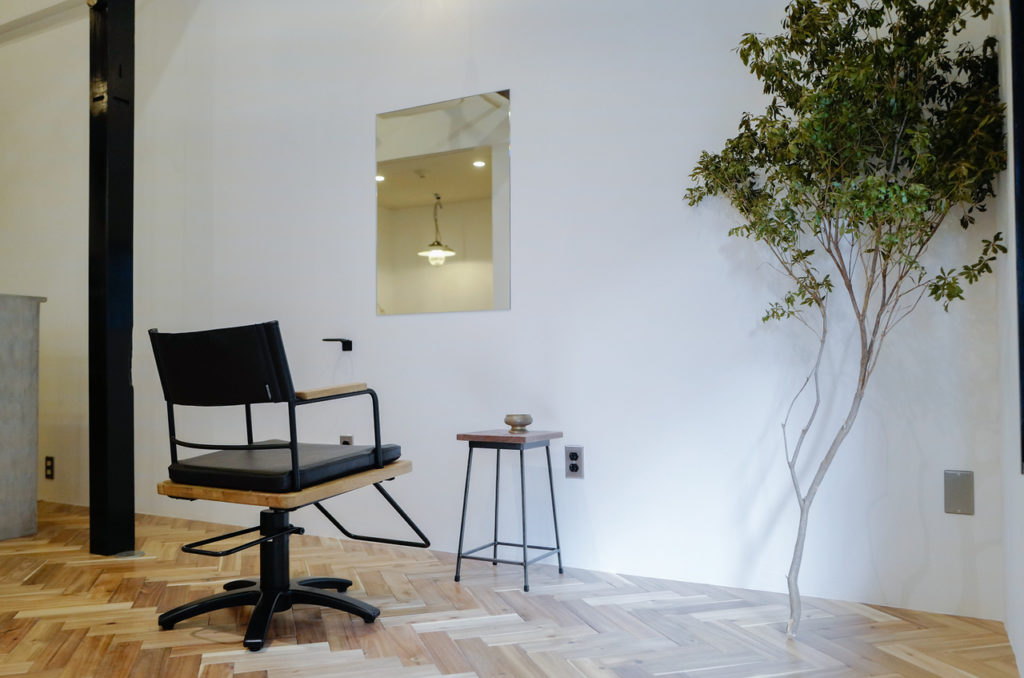 シンプルで白を基調としたオシャレなカットブースの写真