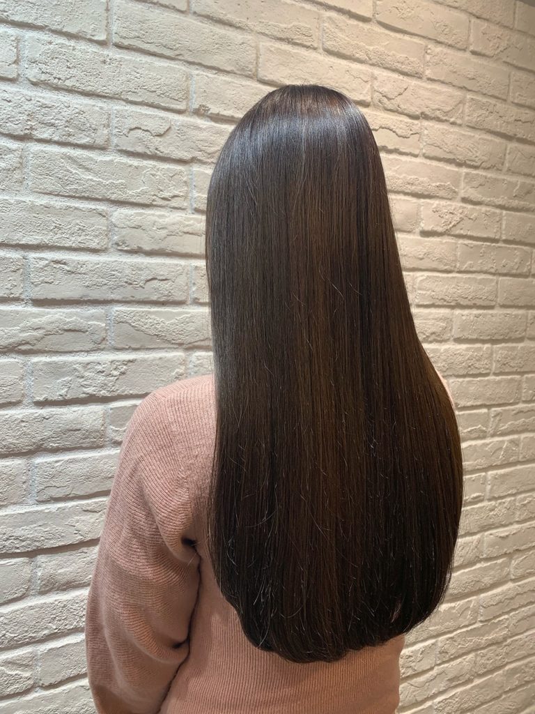 しっとりとまとまったロングヘアの女性の写真