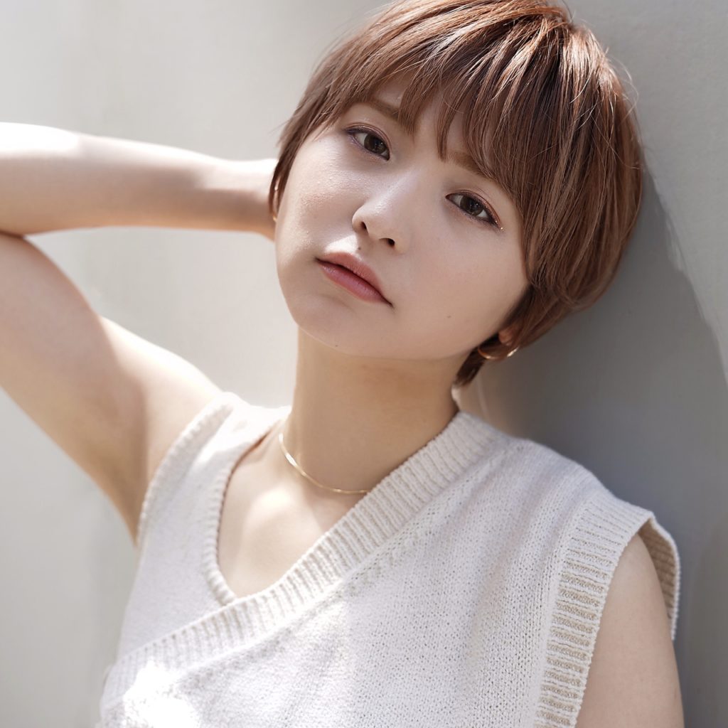 日の光に照らされたツヤのあるショートヘアの女性の写真
