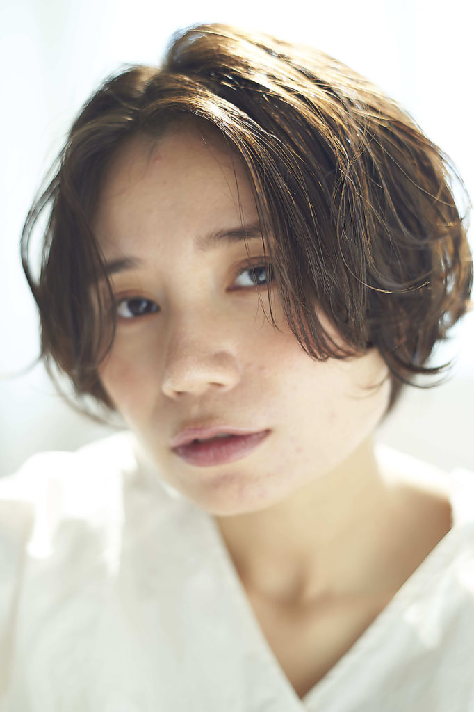 ツヤツヤで健康的なショートヘアの女性の写真