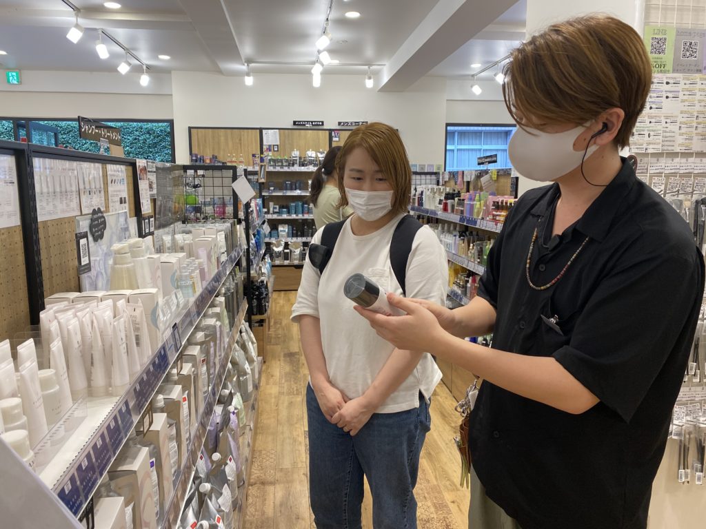 ヘアケア商品を見る男女の写真