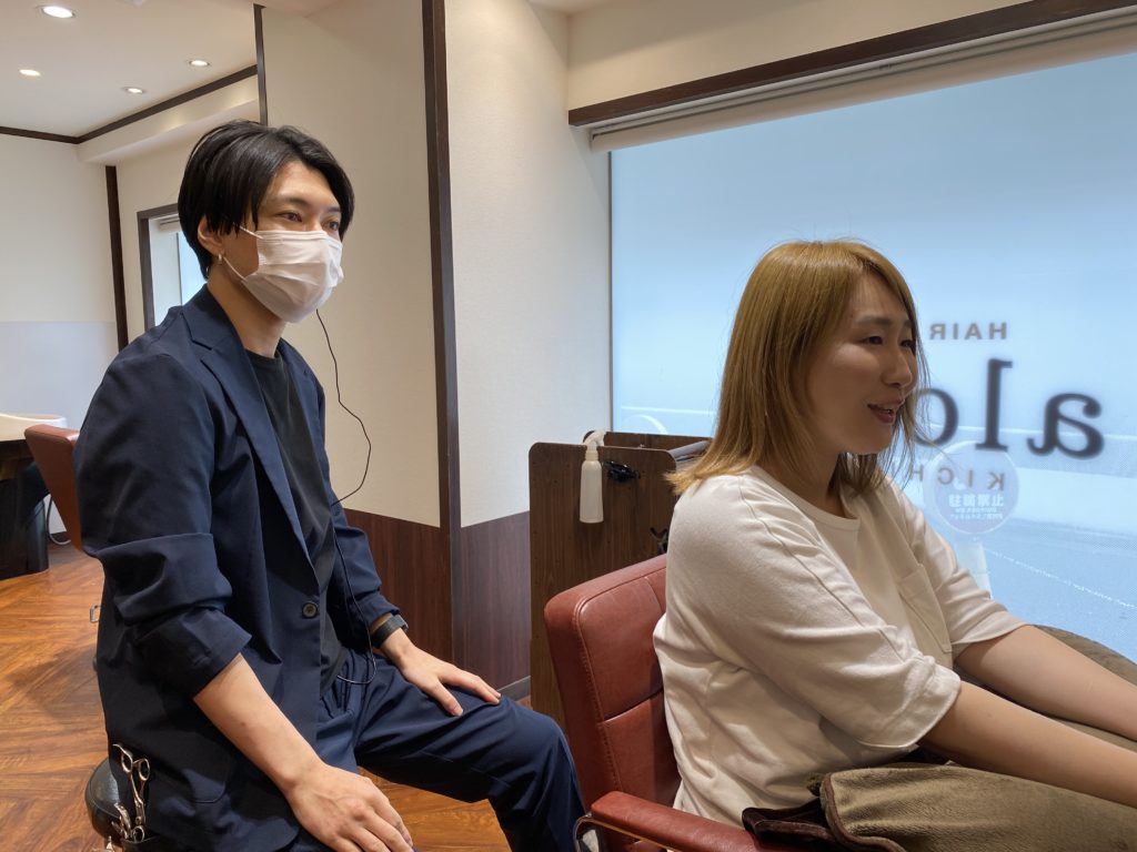 美容室でカウンセリングを受けている写真