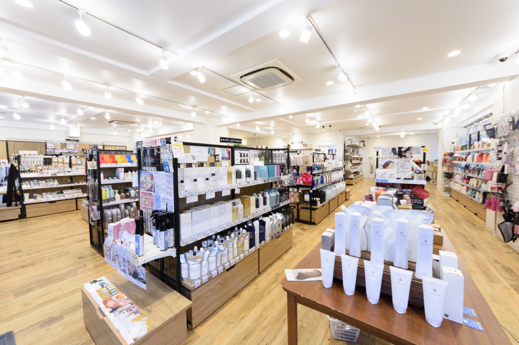 ヘアケアグッズが並ぶ店内の写真