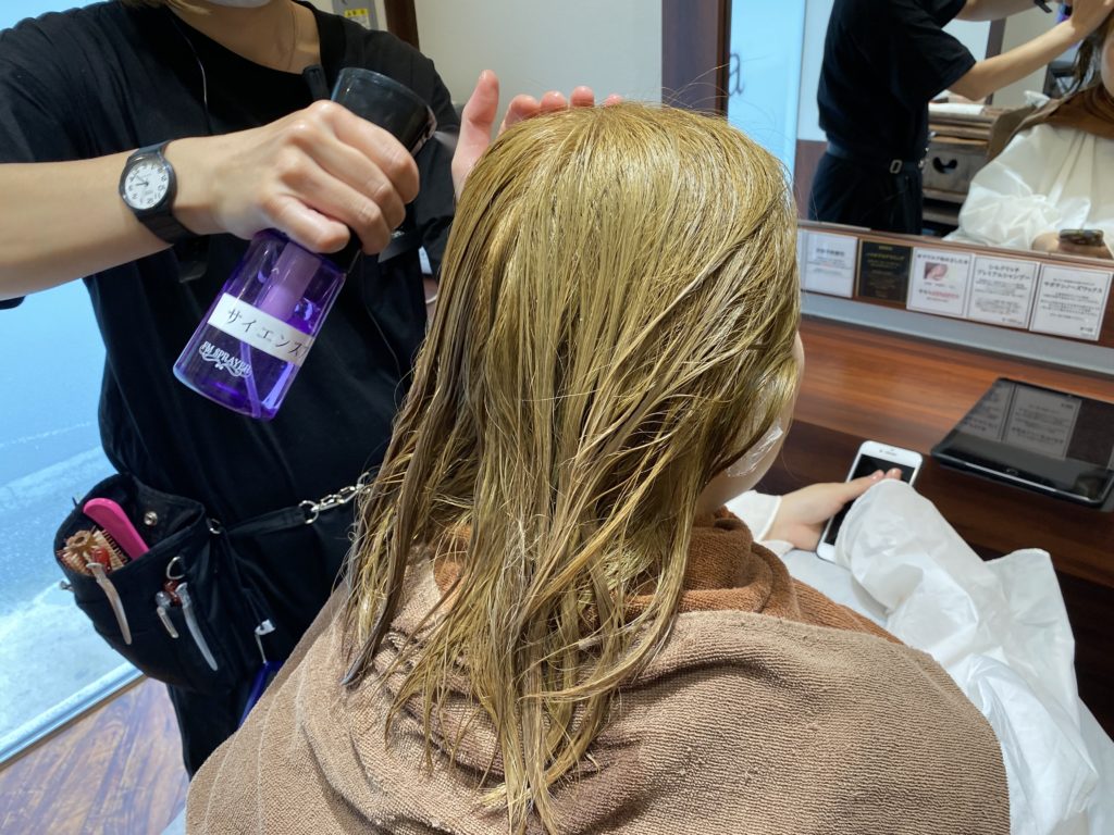 髪にスプレーをかけ髪が濡れている写真