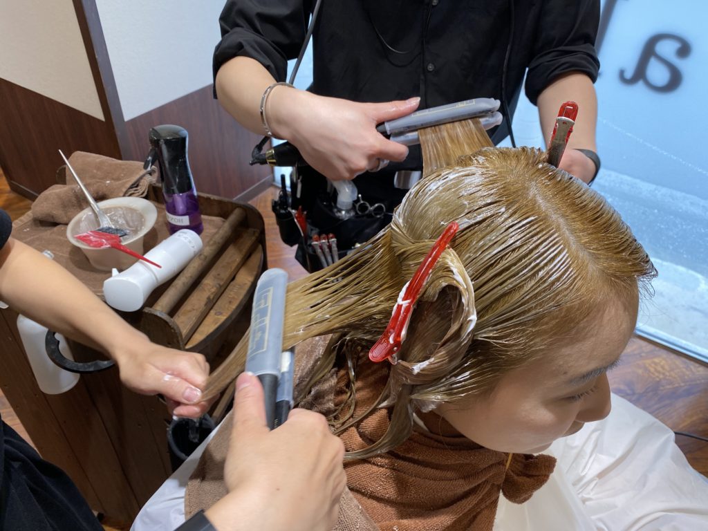 ヘアアイロンをかけている写真