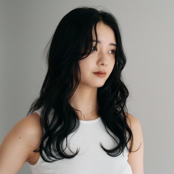 ロングスタイルの女性の写真