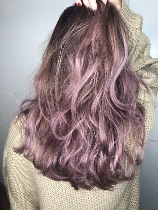 淡いピンクのバレイヤージュカラーをしたロングヘアの女性の写真