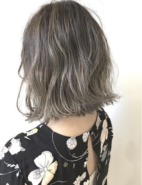 明るめアッシュの極細バレイヤージュカラーをしたボブヘアの女性の写真