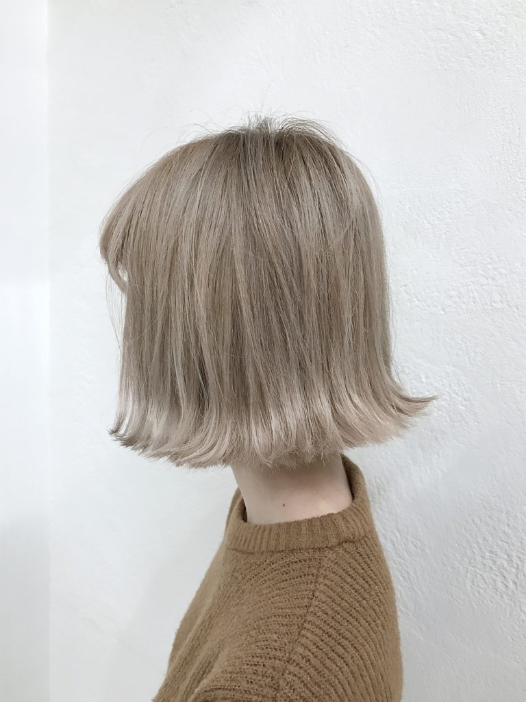 とても明るいシルバーベージュカラーをした女性の写真