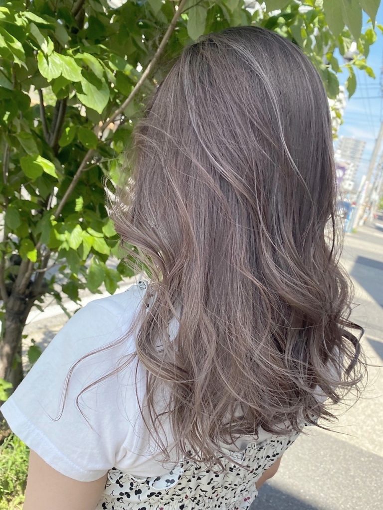 ゆるくふんわり巻いたバレイヤージュスタイルをした女性の写真