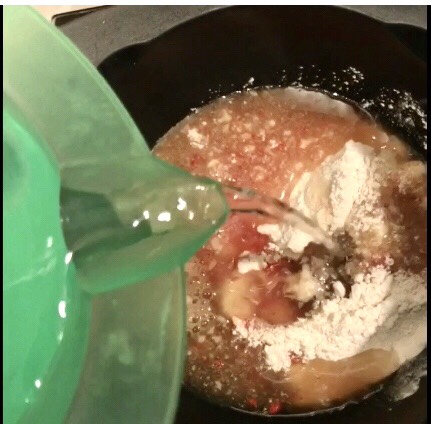 カップの中でお湯と混ぜている和漢彩染の粉の写真