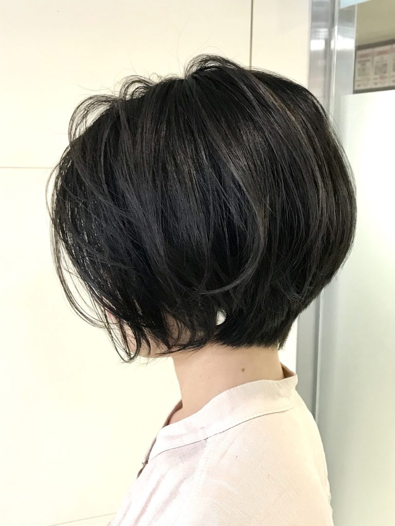 自然な黒髪の女性の写真