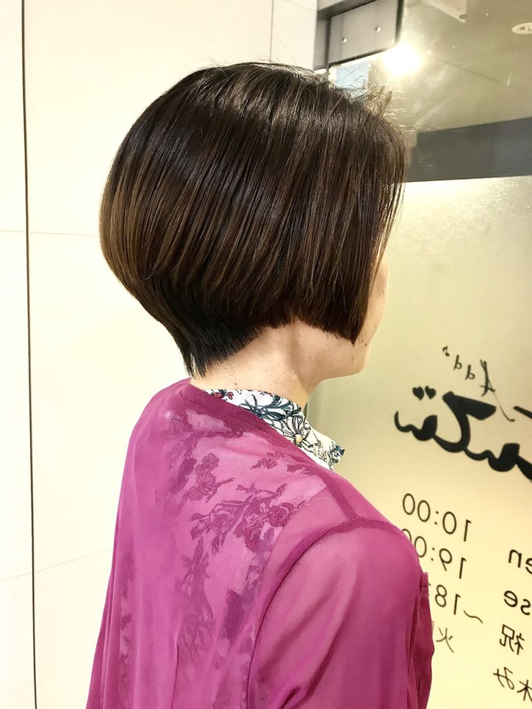 右を向いたショートカットの女性の写真