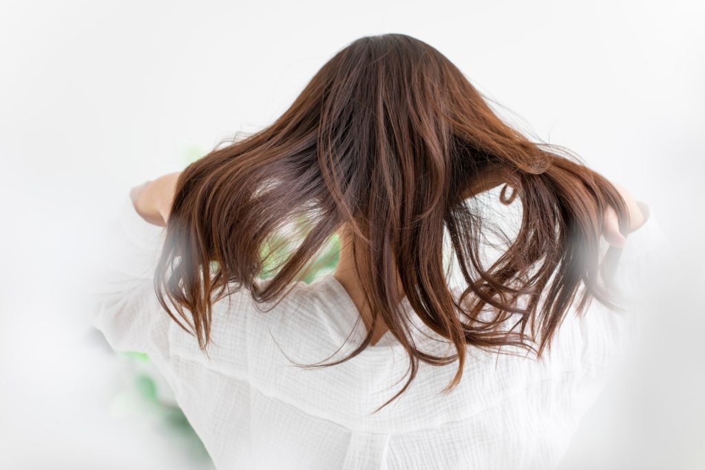 後に髪を払う女性の写真