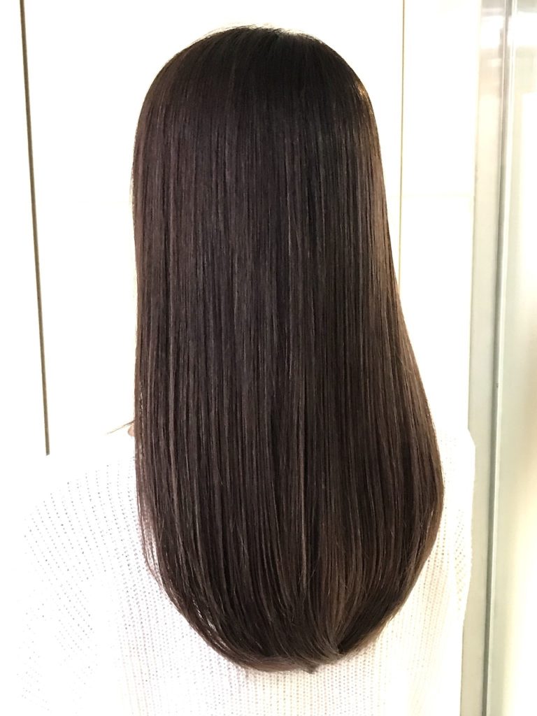 ロングヘアの後ろを向いた女性の写真