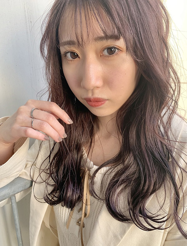 コクリのカールロングスタイルの女性の写真