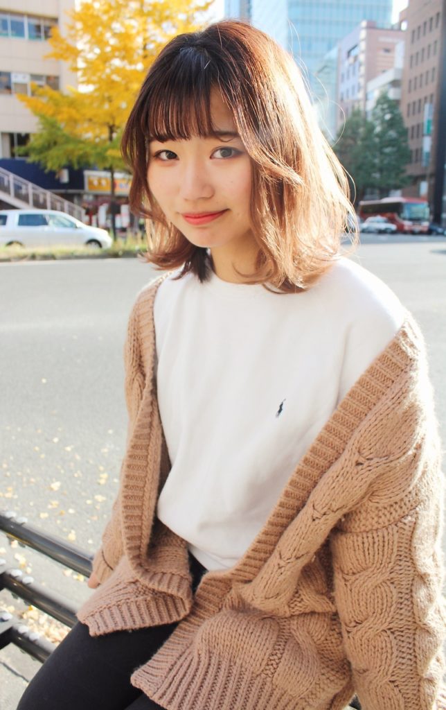 インナーカラーをしたボブスタイルの女性の写真